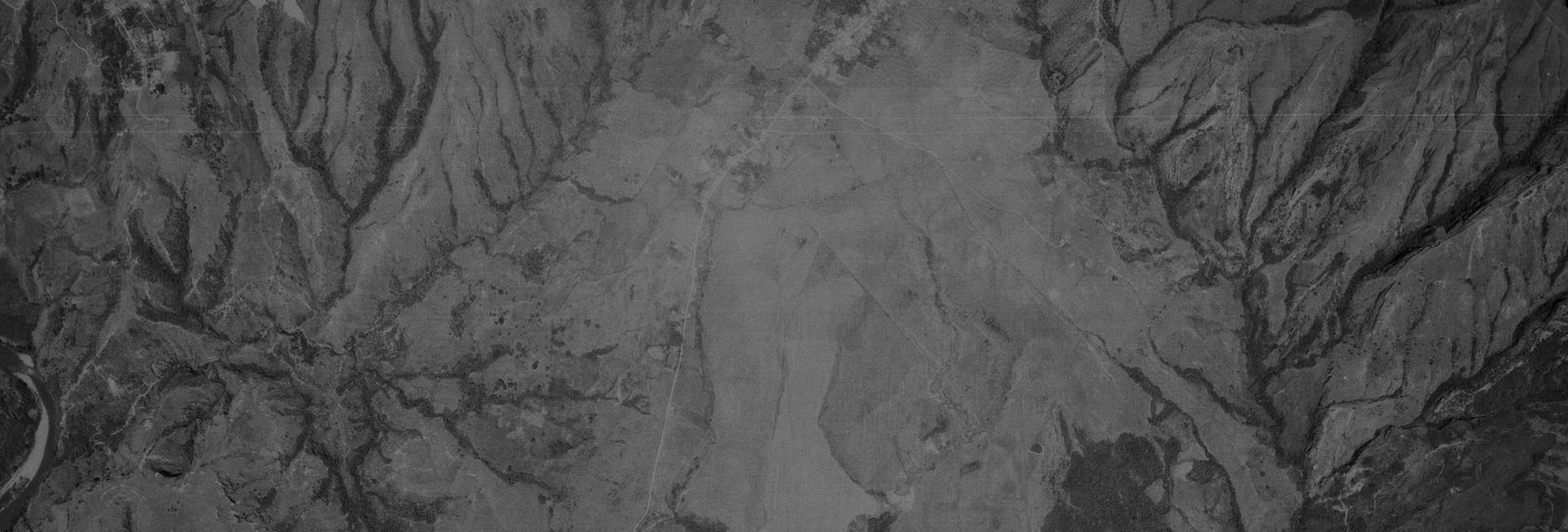 Fotografía aérea de un sector rural con parcelas, drenajes y geoformas de ladera