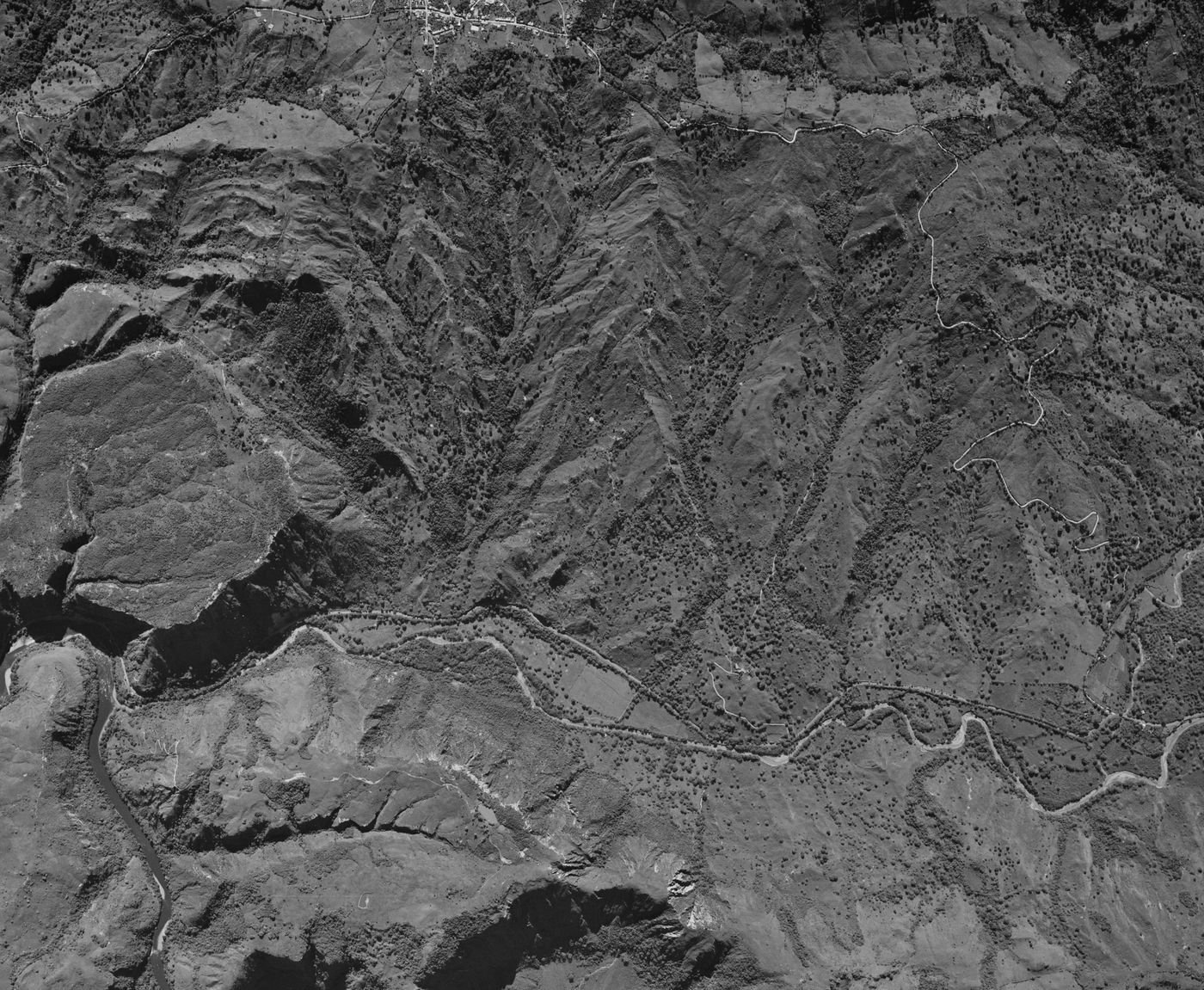 Fotografía aérea ampliada mostrando red de drenaje, escarpes y geoformas de ladera usadas en la interpretación