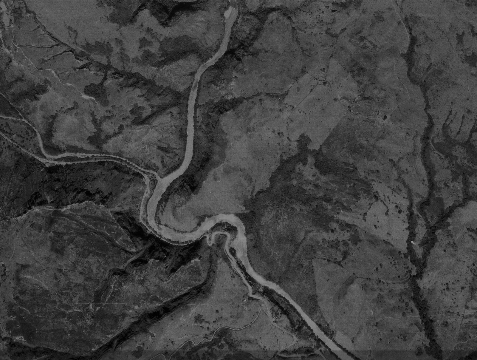 Fotografía aérea vertical del IGAC mostrando un valle con meandros y geoformas de ladera